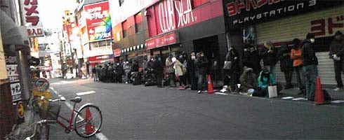 Image for Japanese queue for 3DS pre-orders after shortage warning