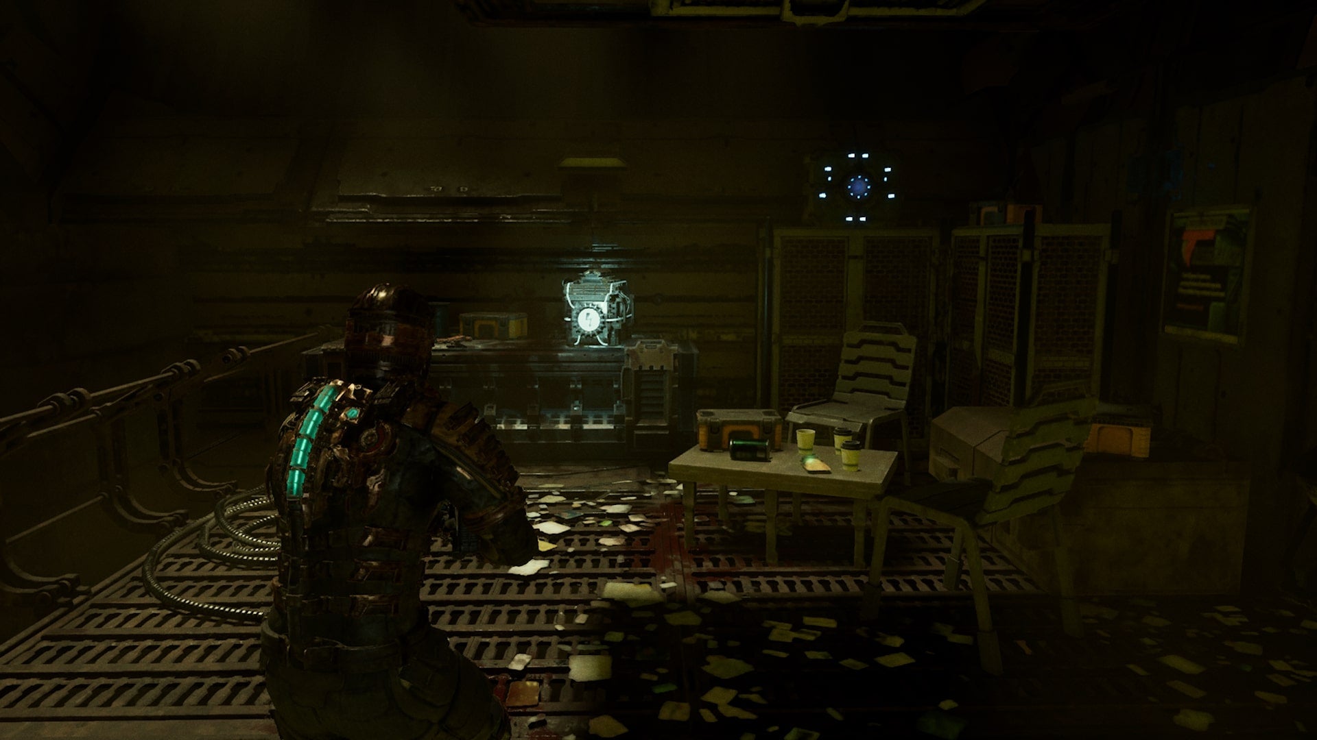 Isaac retrieves a Power Cell using Kinesis in Dead Space