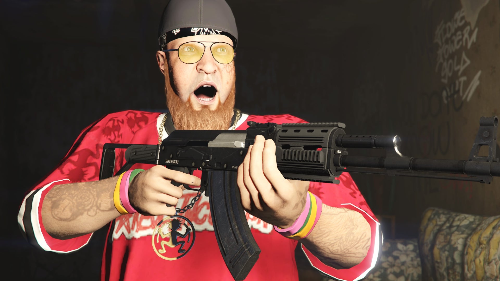 GTA Online, Los Santos Drug Wars character Dax is holding a rifle.