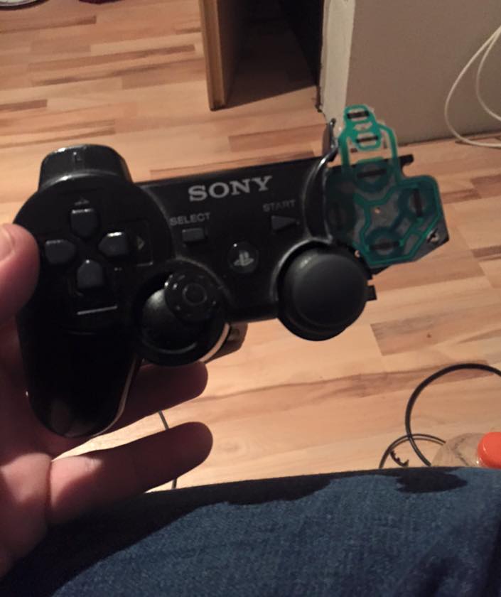 Image for FIFA player destroys controller, gets Mario Götze to replace it
