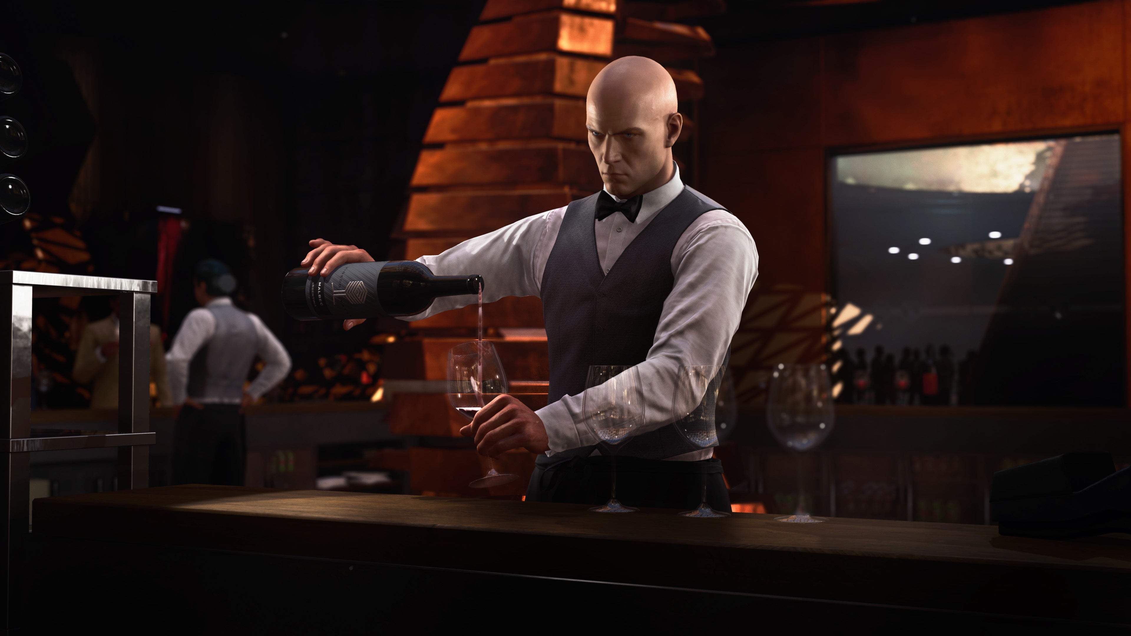 Agent 47 pretends to serve a drink in Hitman 3
