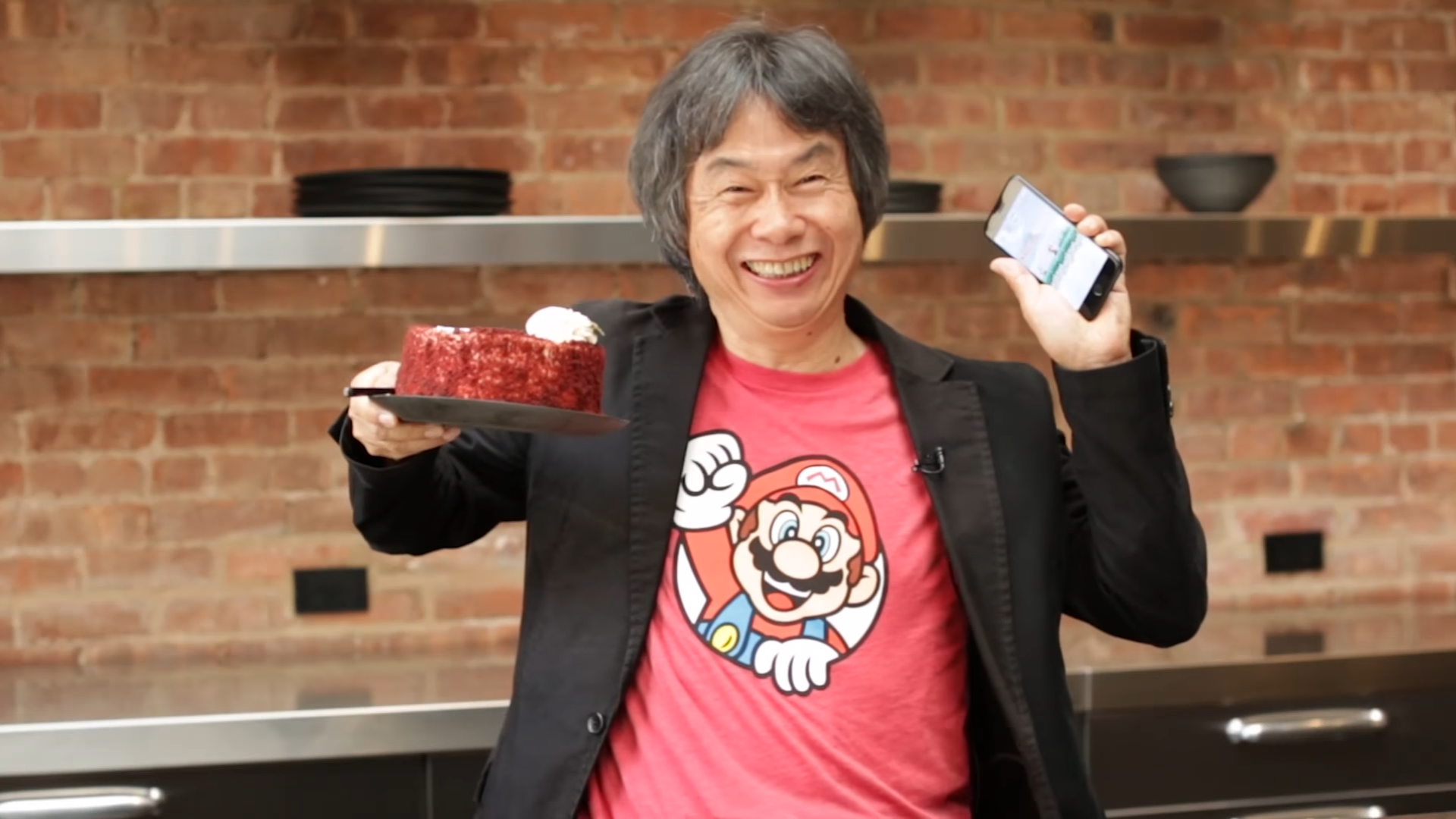 Image for Shigeru Miyamoto shows how easy it is to play Super Mario Run with one hand by scoffing down cake with the other